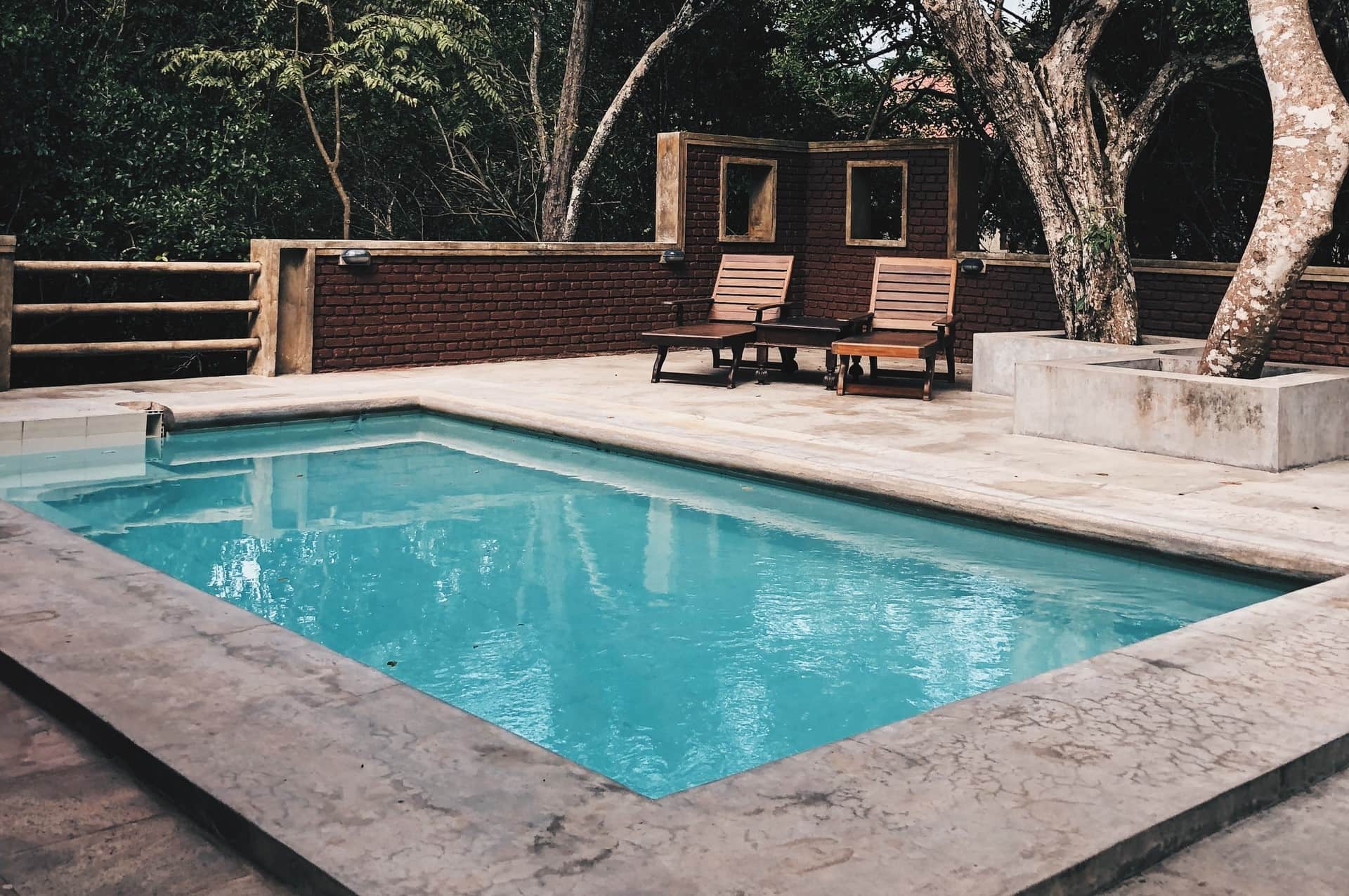 Calgary Masonry Pros are Calgary's Leading Residential & Commercial Masonry Company. Our masonry experts are dedicated professionals, serving the community for the past 15 years. Our team of masons are trained and qualified in commercial building code standards; specializing in Brick Work, Block Work, Stone Work, Re-pointing, Chimney Services, Fireplaces, small-to-medium sized commercial masonry construction and repair services.